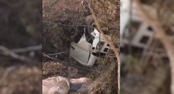 Casal e criança morrem após carreta cair em ribanceira, em Goiatuba